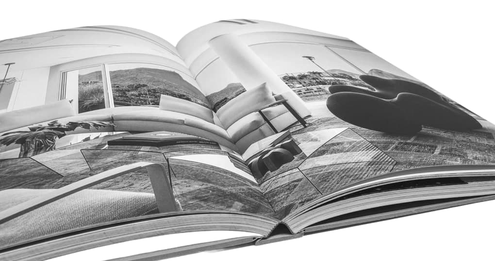 Livro aberto em uma página dupla de projeto